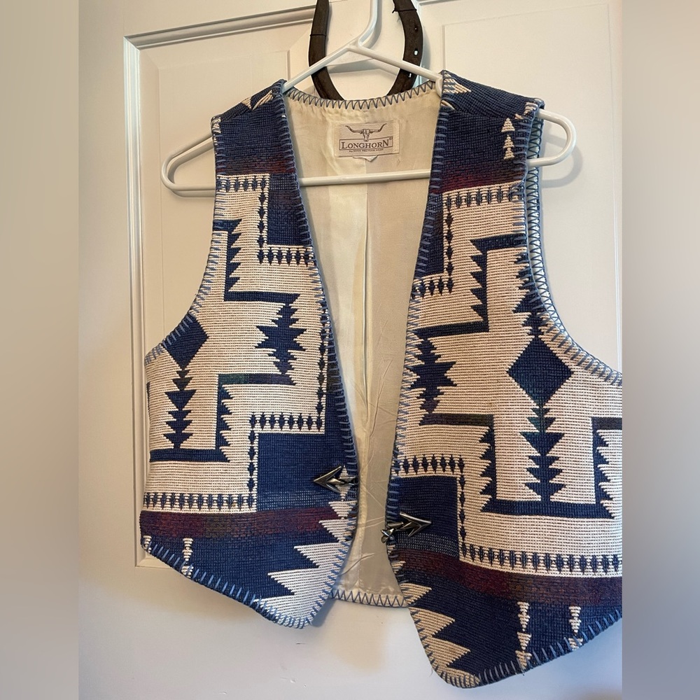 Amazing western vest made by Niver Western Wear. Size medium